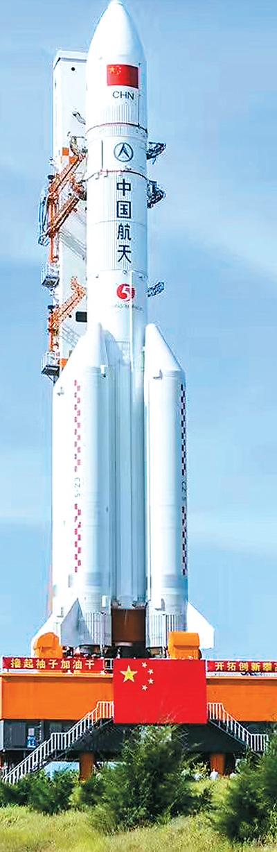 长征五号在向发射架转运中（资料图片）　新华社发